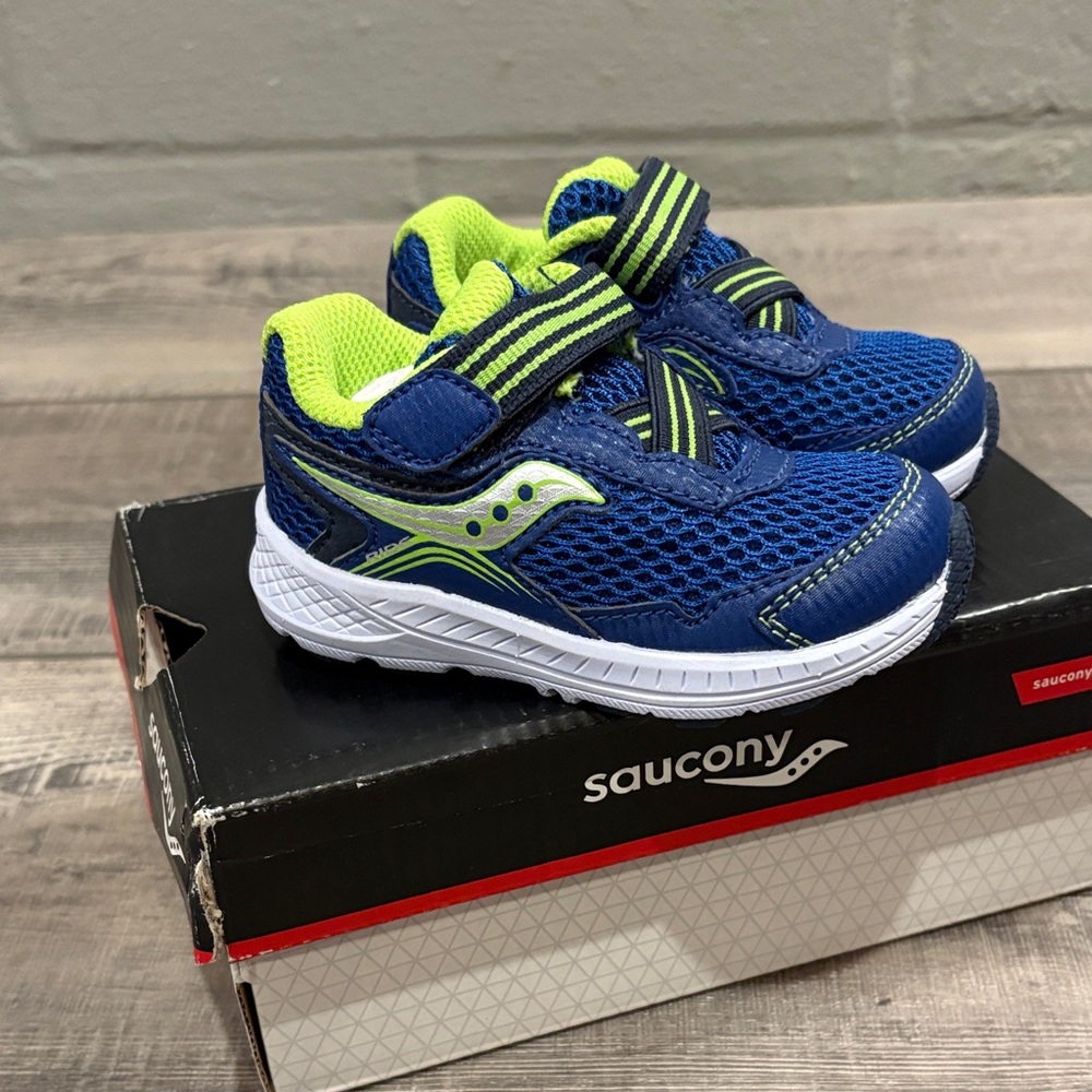 Saucony Kids Ride 10 Sneakers in Blue and Neon Green NWT 4 1/2 (infant)